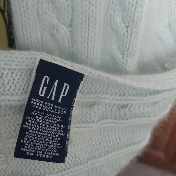 GAP Soft Cream Cable Knit Scarf - Picture 2 of 10
